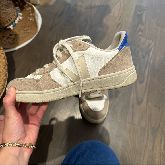 COPY - Veja Sneakers - Picture 1 of 4